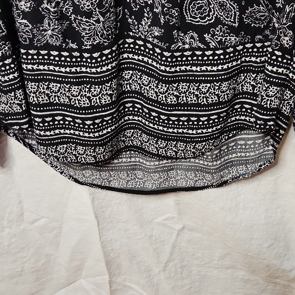 Old Navy Black Blouse with White Flowers - Picture 4 of 6